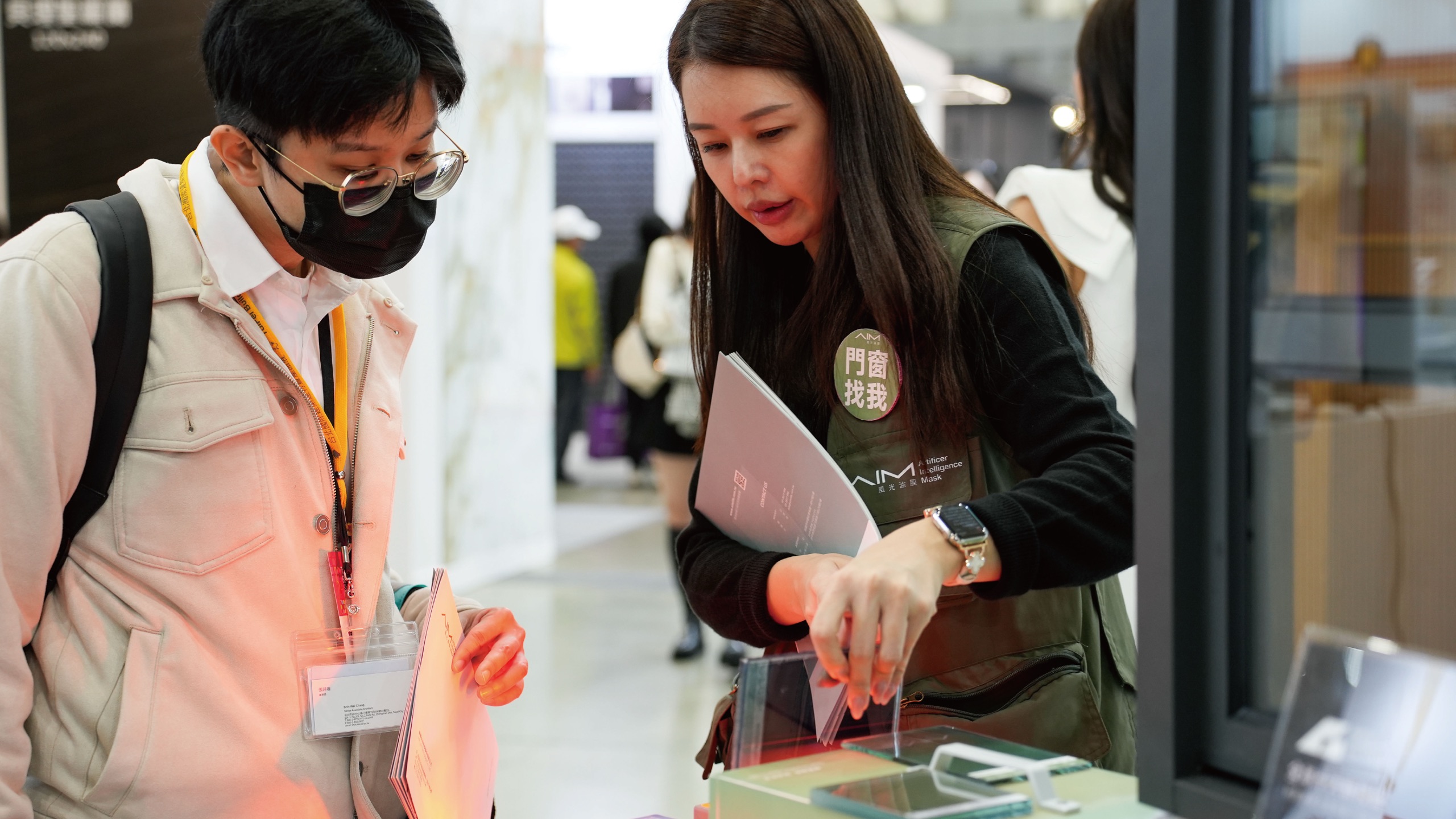 台北建材展現場：AIM 風光濾膜人員向參觀者介紹濾膜樣品與型錄